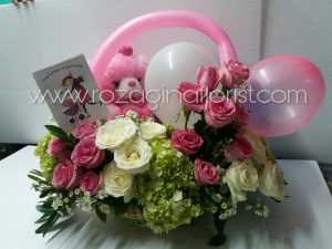 Bunga terdiri dari rose pink, putih, Hortensia hijau, Boneka